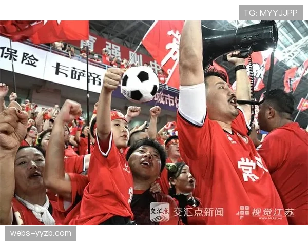 暖心一幕：小球迷冲入场内拥抱偶像，保安护送其离场未作处罚